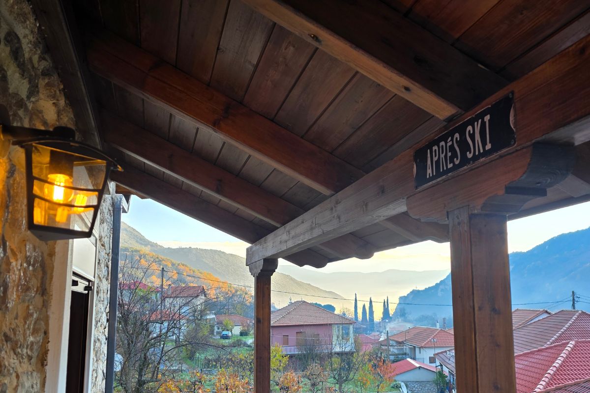 Θέα από το Chalet 1932 προς την Κέρτεζη με πινακίδα Après Ski