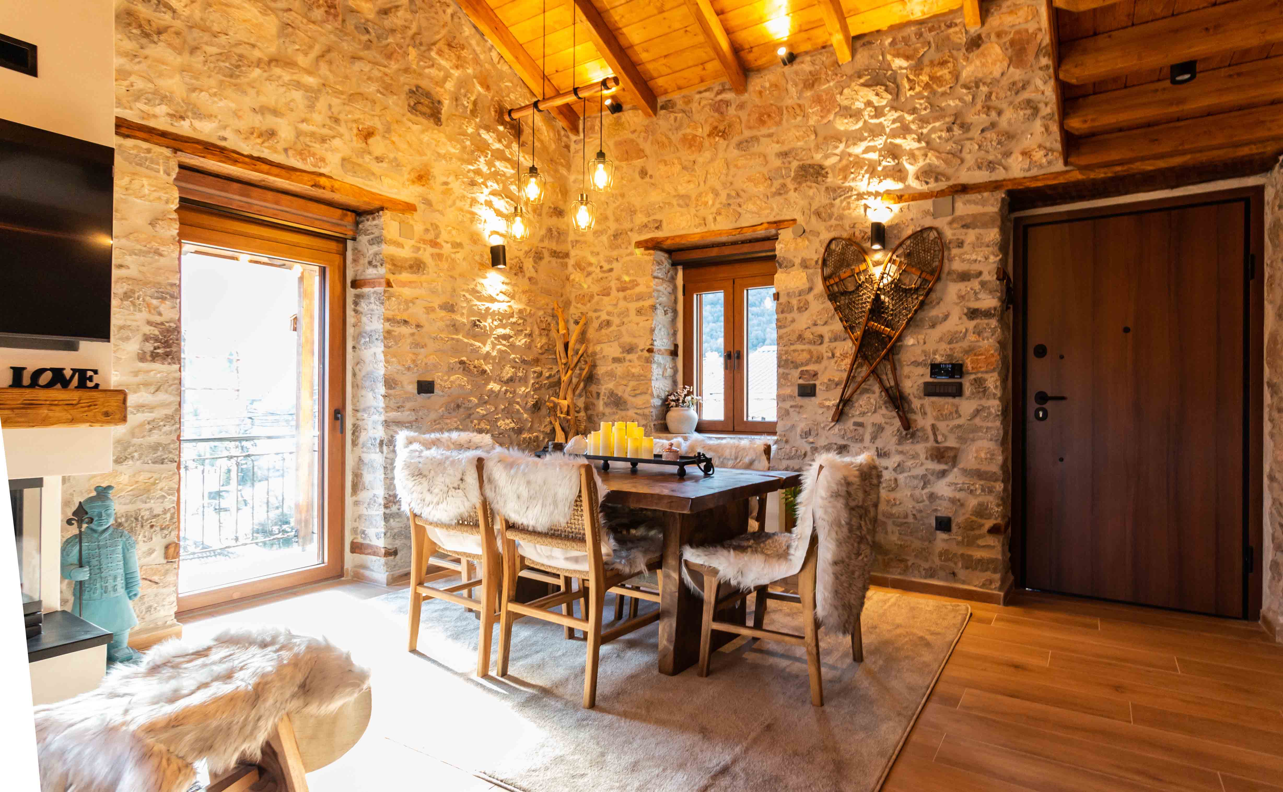 luxury chalet τραπεζαρία