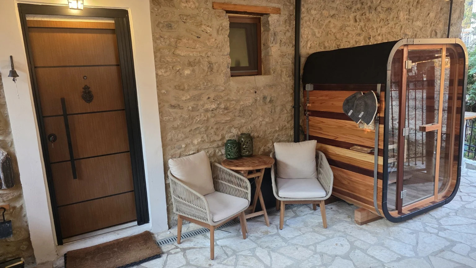 Η ιδιωτική σάουνα ενταγμένη στον πέτρινο εξωτερικό χώρο του Chalet 1932